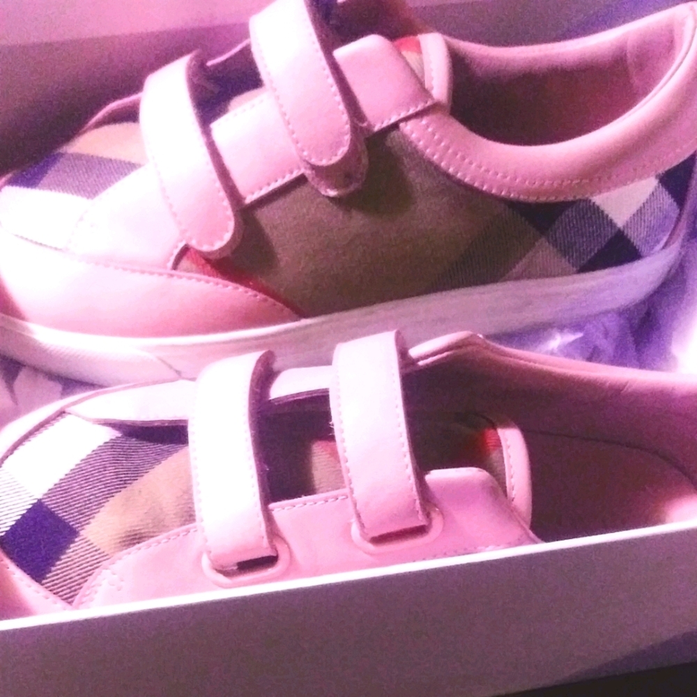 Tennis shoes